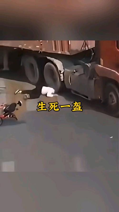 女子持械打砸多辆车,女子持械打砸多辆车视频
