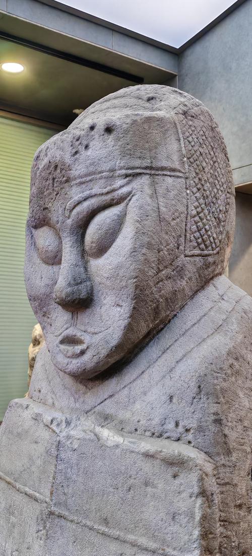 东汉石人像立在路边,东汉石雕人像