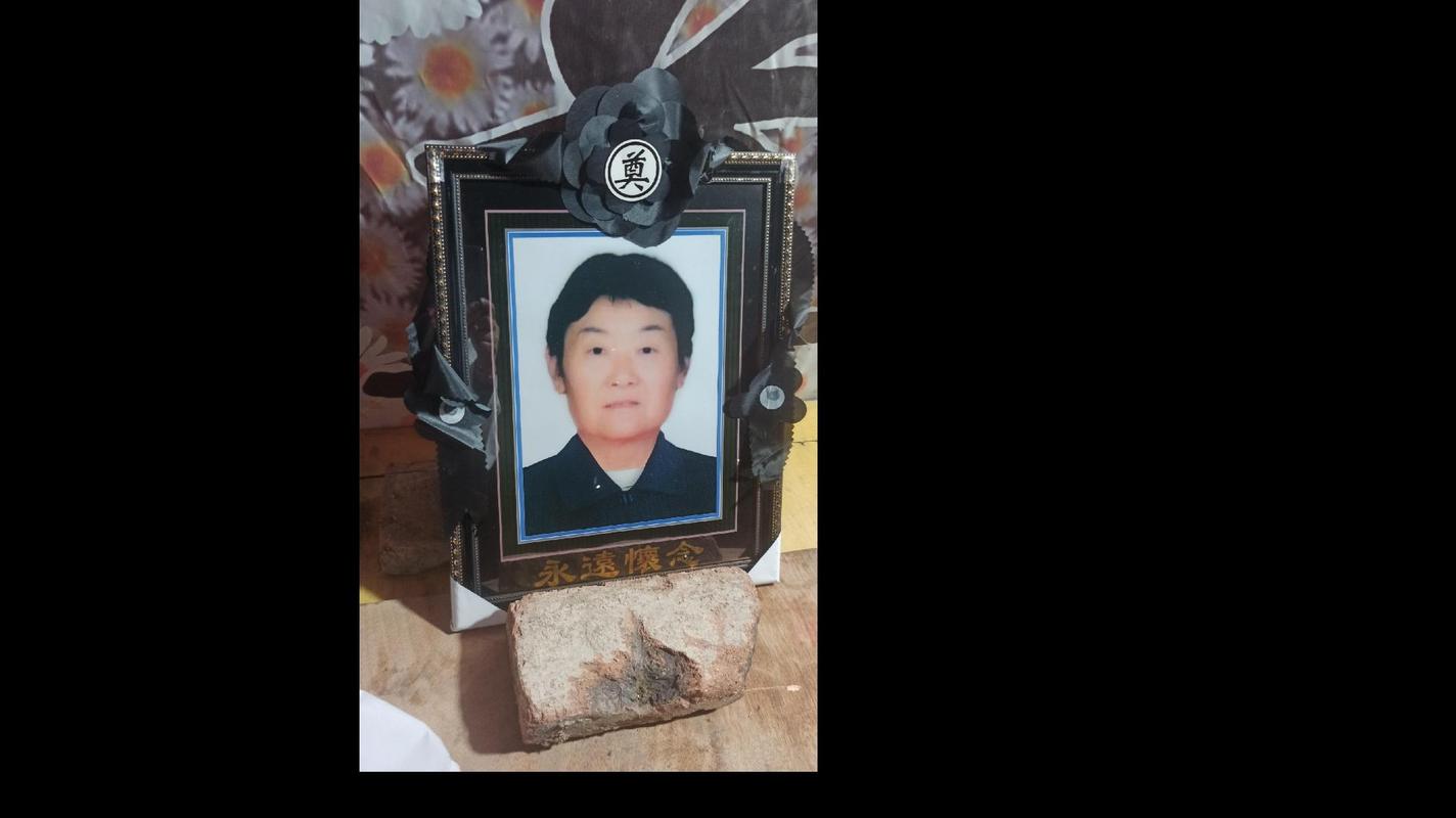 男生带妈妈遗照高考,带着妈妈遗像上清华