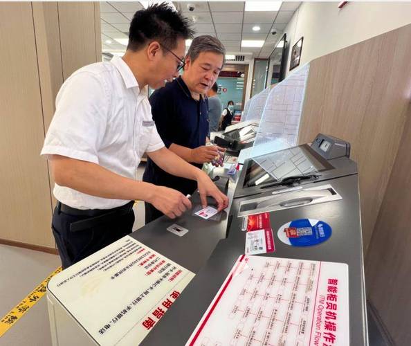 柜员拿放大镜办业务,银行专用放大镜