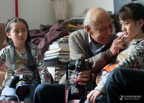 双胞胎考场外跪爷爷,双胞胎兄弟跪求母亲回家